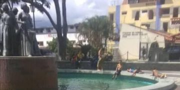 Fuente del Parque Las Heroínas convertida en piscina pública