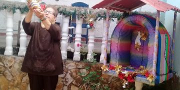 Los colores de Chelita para un niño desnudo, una tradición de más de una década en el pueblo de Jajó