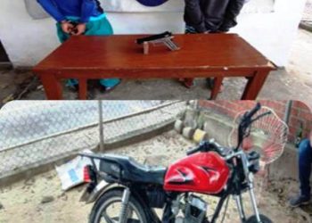 Dos detenidos con un arma falsa y moto solicitada por robo