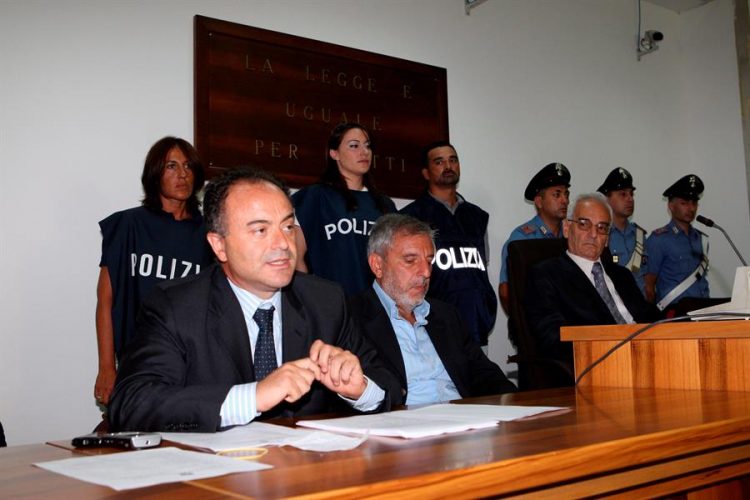 Al frente de esta operación está el fiscal de Catanzaro, Nicola Gratteri (i), que ha dedicado su vida a investigar y perseguir a la mafia calabresa. EFE/