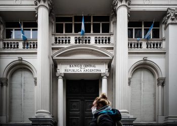 Argentina espera un rebote económico para 2021, pero con más inflación