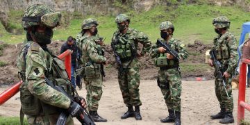 Mando ecuatoriano asegura que paso de migrantes desde Colombia se ha reducido