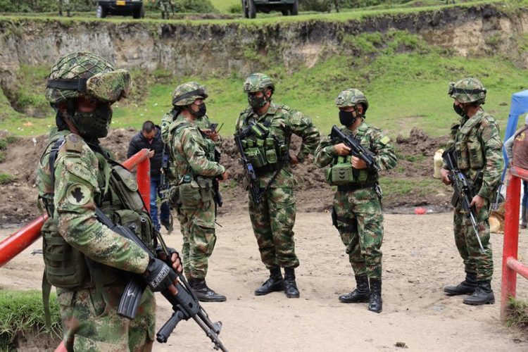Soldados de Ecuador y Colombia realizan hoy una operación conjunta para evitar el tránsito migratorio por pasos ilegales, así como contra el contrabando de armas y explosivos, en Cuatro Esquinas (Ecuador). U EFE/ Xavier Montalvo