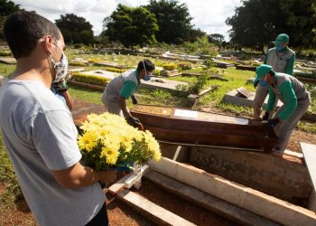 Las muertes mundiales por coronavirus alcanzan los dos millones