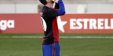 Confirmada la tarjeta a Messi por quitarse la camiseta y homenajear a Maradona