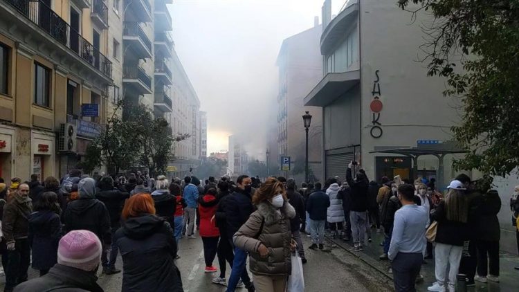 Una fuerte explosión ha provocado en torno a las tres de la tarde el derrumbe de parte de un edificio en la calle Toledo de Madrid. EFE/Jake Threadgould