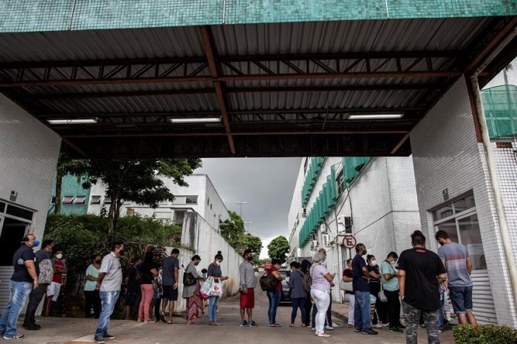 Familiares de pacientes internados por covid-19 esperan en una fila para tener información en el Hospital 28 de Agosto en Manaos, Amazonas, Brasil, el 15 de enero de 2021. EFE/Raphael Alves