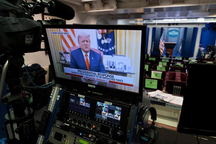 Vista de un monitor en la sala de prensa de la Casa Blanca, este 13 de enero de 2021, que registra un mensaje pregrabado por el presidente de EE.UU., Donald Trump, en el que condena los hechos de violencia de los últimos días en Washington. EFE