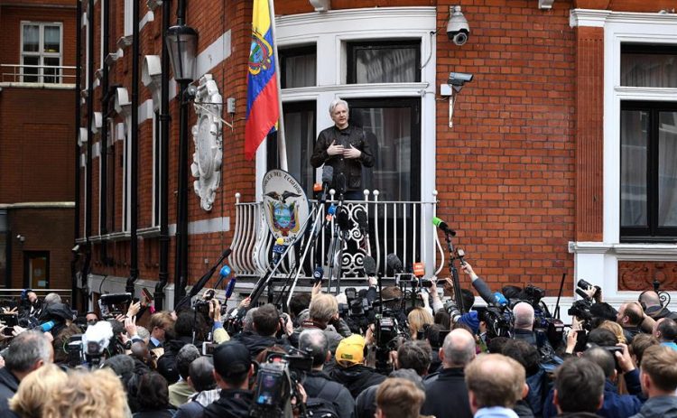 el fundador de WikiLeaks, Julian Assange, en la Embajada de Ecuador en Londres. EFE/