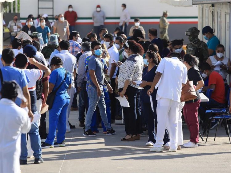Personal de salud fue registrado este miércoles al hacer fila para recibir la dosis de la vacuna contra la covid-19, en el Hospital General del balneario de Acapulco, en el estado de Guerrero (México). EFE/