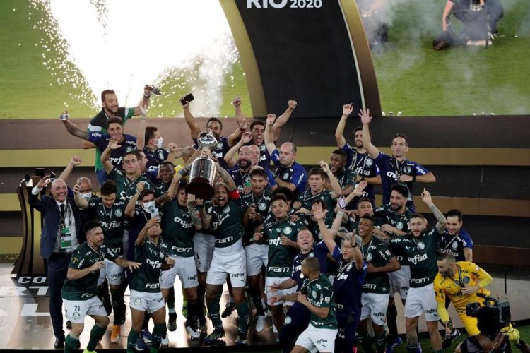 Los jugadores de Palmeiras celebran hoy, luego de ganar la final de la Copa Libertadores contra Santos, en el estadio Maracaná de Río de Janeiro (Brasil). EFE