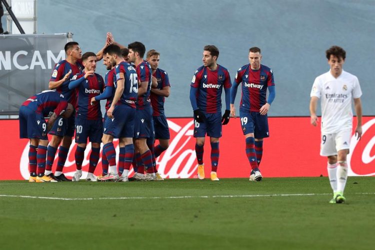Los jugadores del Levante celebran el gol de Roger Martí contra el Real Madrid, durante el partido de la jornada 21 de LaLiga Santander, disputado en el estadio Alfredo Di Stéfano en Madrid. EFE/Kiko Huesca