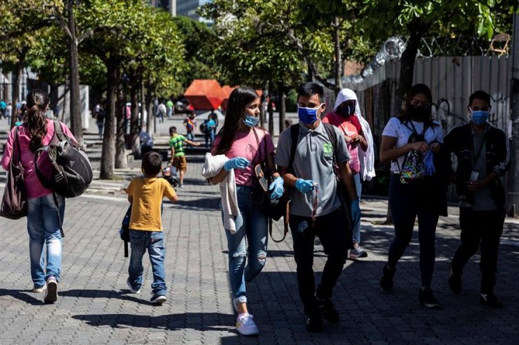 Personas caminan por un bulevar durante el reinicio de la cuarentena radical impuesta por el Gobierno de Venezuela para evitar la propagación de la Covid-19 hoy, en Caracas (Venezuela). EFE/ Rayner Peña R.