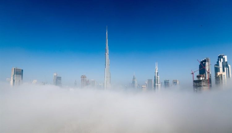 La torre Burj Khalifa (c), la más alta del mundo, y otros rascacielos cubiertos por una densa niebla en Dubai (Emiratos Árabes Unidos), esta semana. EFE/ Ali Haider