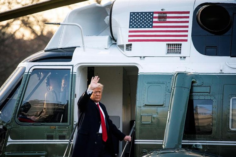 El presidente saliente de Estados Unidos, Donald J. Trump, saluda antes de abandonar la Casa Blanca en Washington (EE.UU.), hoy 20 de enero de 2021. EFE/Al Drago