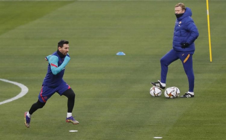 El entrenador del Barcelona, el neerlandés Ronald Koeman (d), observa al delantero argentino Lionel Messi durante un entrenamiento. EFE/Jose Manuel Vidal/Archivo