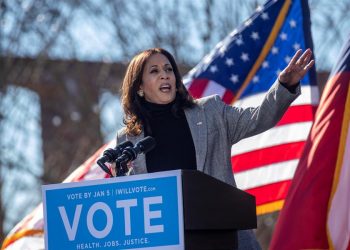 Harris renuncia como senadora y Biden ayuda a ONG a 2 días de su investidura