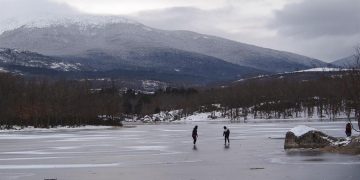 Nevadas históricas en el centro de España y vehículos atrapados en Madrid