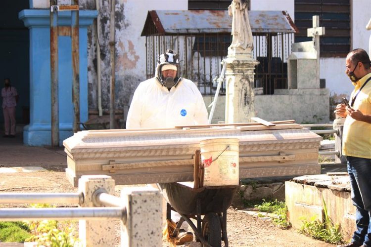 Miembros de Defensa Civil y sepultureros del cementerio municipal de San Cristobal entierran a una persona que falleció por el coronavirus, en San Cristóbal (Venezuela). EFE/Johnny Parra/Archivo