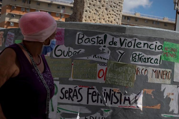 Una mujer camina frente a una pared con varios mensajes a favor del aborto, el 16 de enero de 2021, en Caracas (Venezuela). EFE