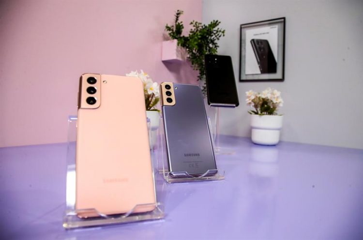 Vista de los nuevos modelos del teléfono móvil Samsung S21 Ultra 5G, que Samsung presentó este jueves. EFE/David Fernández