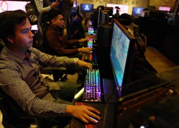 Especialistas advierten de las lesiones que genera la práctica de eSports