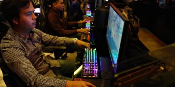 Especialistas advierten de las lesiones que genera la práctica de eSports