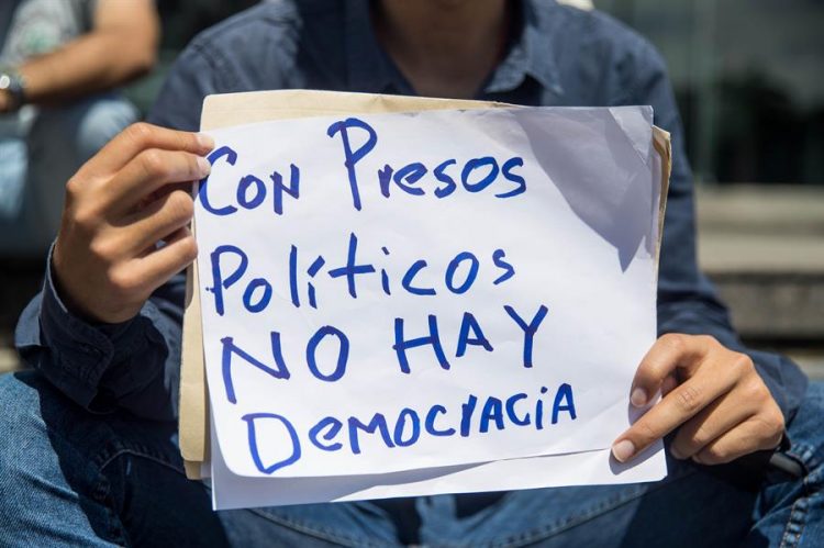 Venezuela mantiene a 353 personas presas por motivos políticos, según la ONG Foro Penal