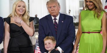 Hija de Trump anuncia su matrimonio en su último día en la Casa Blanca