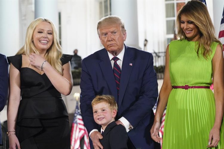 En la imagen, Tiffany Trump (i), junto a su padre, Donald J. Trump (c) y Melania Trump (d). EFE/Erin Scott/Archivo
