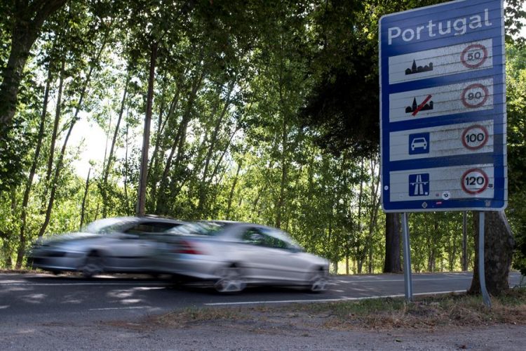 Dos vehículos cruzan la frontera entre España y Portugal en la localidad de Feces de Abaixo (Verín), en Ourense. EFE