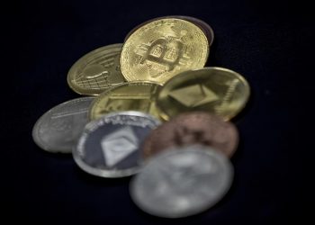 El bitcóin se desploma después de sumar el viernes un nuevo récord