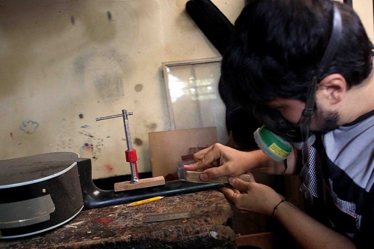 Jhoan dedica el tiempo que sea necesario a la creación y reparación de instrumentos. Carlos Eduardo Ramírez