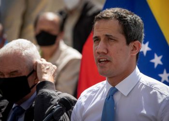 Guaidó agradece a Iván Duque por la regularización de venezolanos en Colombia