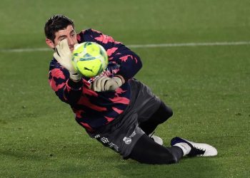 Courtois aprieta el trofeo al portero menos goleado