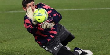 Courtois aprieta el trofeo al portero menos goleado