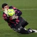 Courtois aprieta el trofeo al portero menos goleado