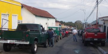 No cesan las colas para comprar gasolina