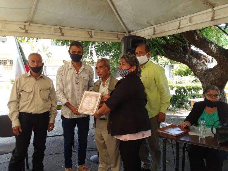 Diploma y placa  para el orador de orden Juan Almeida de parte de los integrantes del Concejo de Sucre.