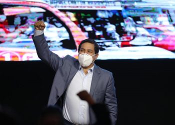 Arauz gana en Ecuador con el 32,20 % y sigue reñida puja por el segundo lugar