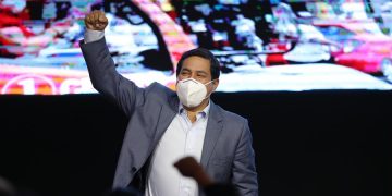 Arauz gana en Ecuador con el 32,20 % y sigue reñida puja por el segundo lugar