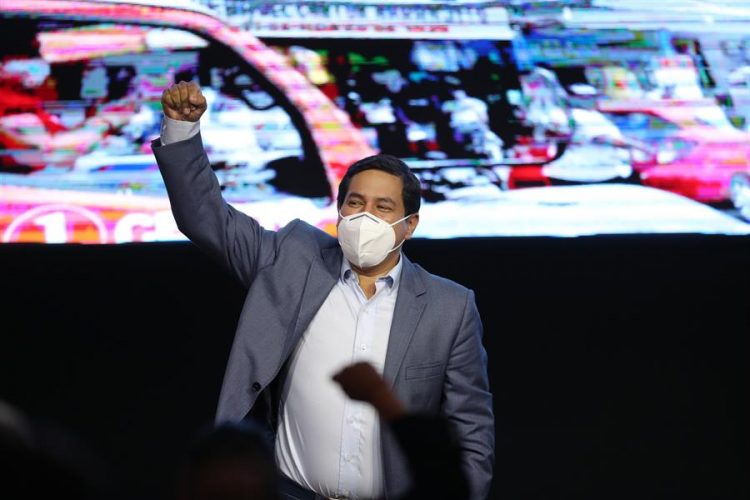El candidato correísta Andrés Arnaúz celebra tras ganar las elecciones de Ecuador en Quito (Ecuador). EFE/