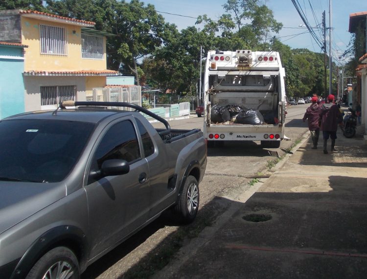  Camiones del aseo urbano de Monte Carmelo recogiendo la basura en Betijoque.