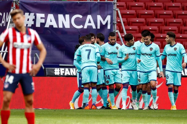 Los jugadores del Levante celebran el gol de José Luis Morales contra el Atletico de Madrid, durante el partido de LaLiga Santander de la jornada 24, en el estadio Wanda Metropolitano en Madrid. EFE/
