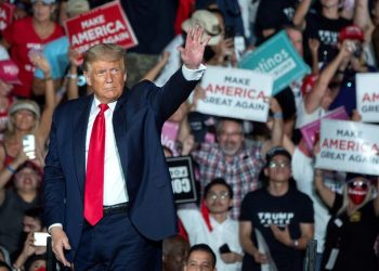 Trump mantiene las riendas del partido y hace pagar a quienes se oponen a él