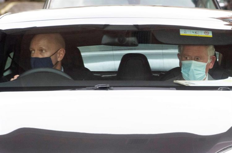 El príncipe Carlos visita en el hospital a su padre, el duque de Edimburgo