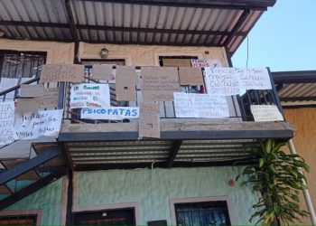 Protestan frente a la vivienda de los 2 hermanitos que padecían hambre, violencia y hasta abuso carnal