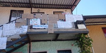 Protestan frente a la vivienda de los 2 hermanitos que padecían hambre, violencia y hasta abuso carnal