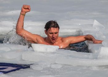 Un checo bate, con 80,9 metros, el récord del mundo en buceo en apnea bajo hielo