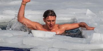 Un checo bate, con 80,9 metros, el récord del mundo en buceo en apnea bajo hielo